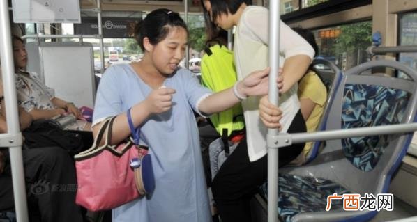 老年痴呆让座 女子称儿子因让座慢被老人骂痴呆