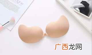 手心托着隐形胸罩的保养方法 胸贴如何正确使用