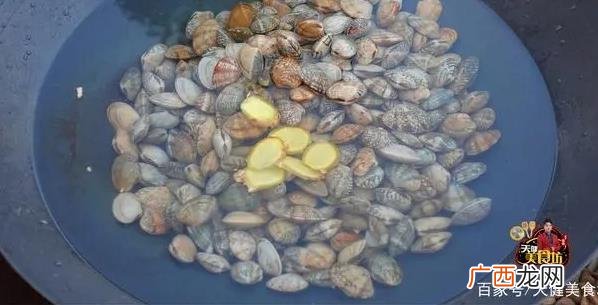大厨教你爆炒花甲的正确做法，肉质鲜嫩，吐沙干净，5斤都不够吃