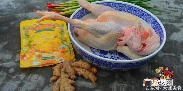 鸡肉别炒着吃了，教你在家做盐焗鸡，做出来味道正宗，颜色金黄