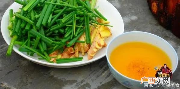 鸡肉别炒着吃了，教你在家做盐焗鸡，做出来味道正宗，颜色金黄