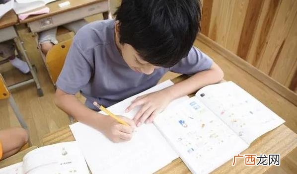 “陪伴孩子写作业六年后,他不愿再写了,上初中后变本加厉地玩”