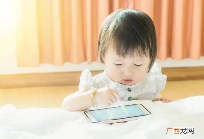 孩子总爱玩手机、刷视频，伤害大吗？后果比家长想象中的还要严重