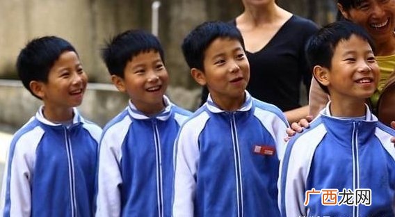 宝妈下班推开门忍不住笑了，有了四胞胎以后，睡觉只能这么睡