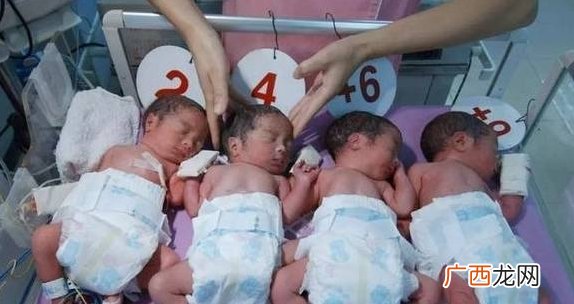 宝妈下班推开门忍不住笑了，有了四胞胎以后，睡觉只能这么睡