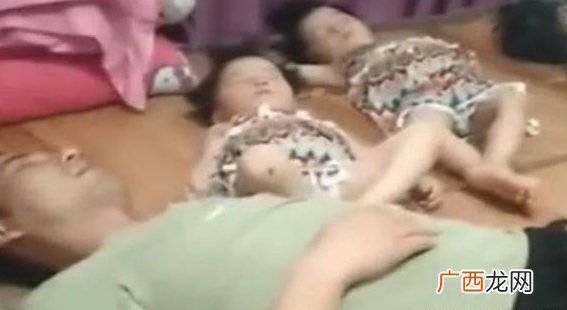 宝妈下班推开门忍不住笑了，有了四胞胎以后，睡觉只能这么睡