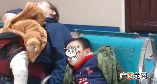 “艰辛宝妈”带娃医院排队火了，成年人的世界哪有“容易”二字？