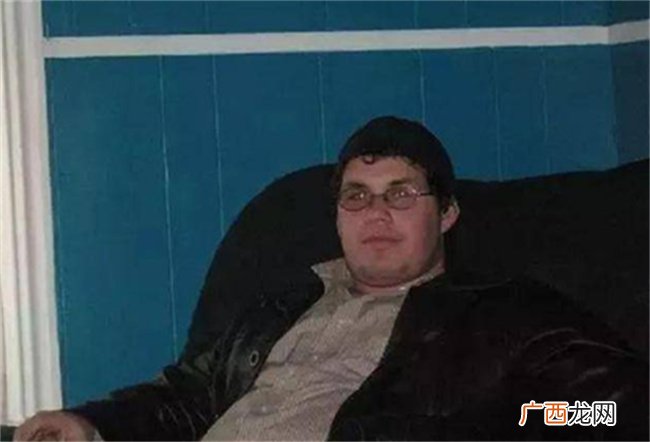 美国男子假扮沙特王子,30年诈骗数亿,因一盘猪肉露馅