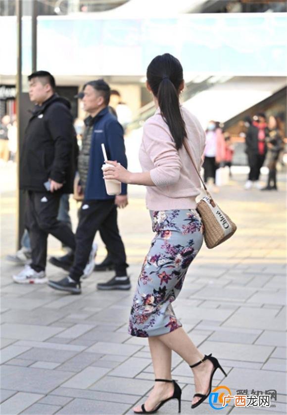 春季天气虽然暖了，不少人选择的细跟凉鞋，衬托身材效果也不错