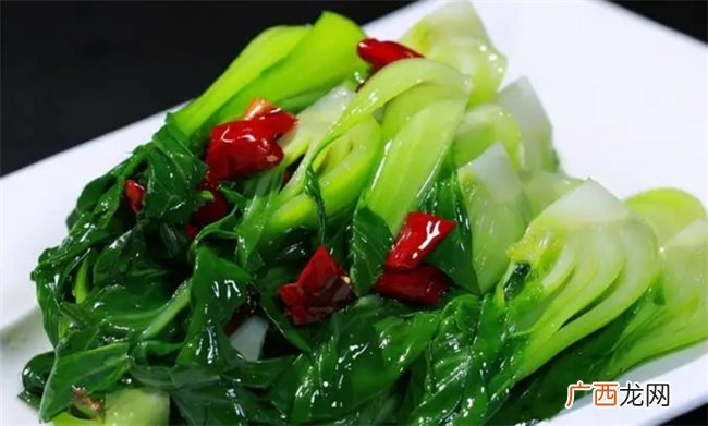 青菜炒出来又黑又老？老厨师说，第一步就错了，却好多人不清楚！