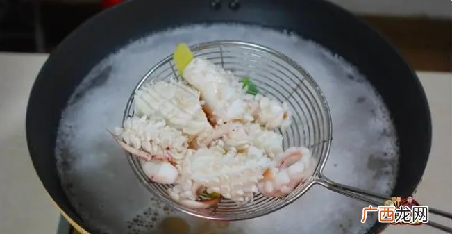 我家鱿鱼从不烤着吃,不蒸不炸不烧烤,鲜香美味,上桌就扫光