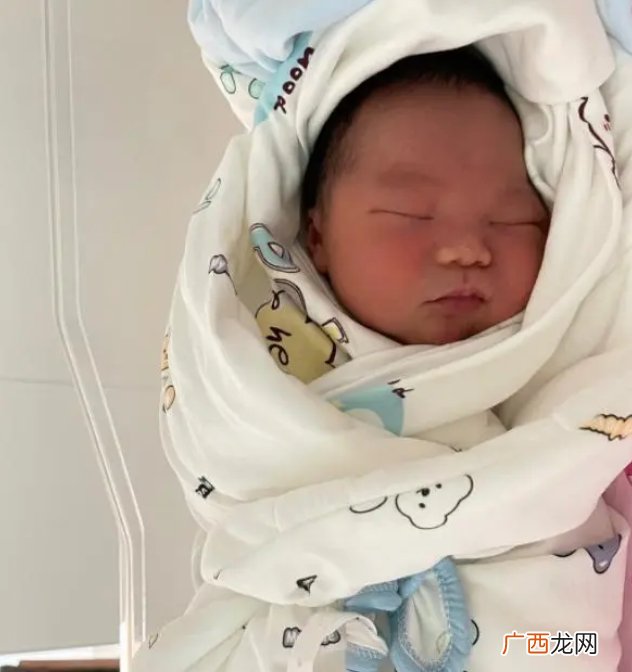宝宝经常爱吃手，也有这一好处，很多妈妈不知道