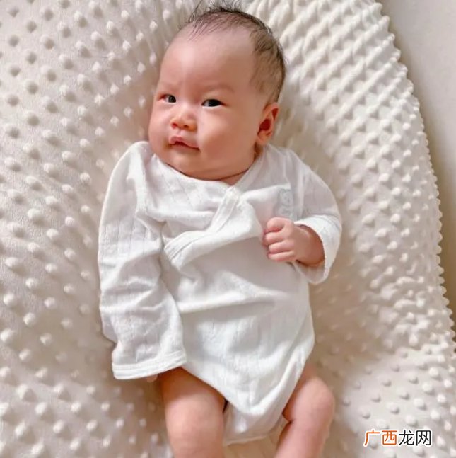 宝宝经常爱吃手，也有这一好处，很多妈妈不知道