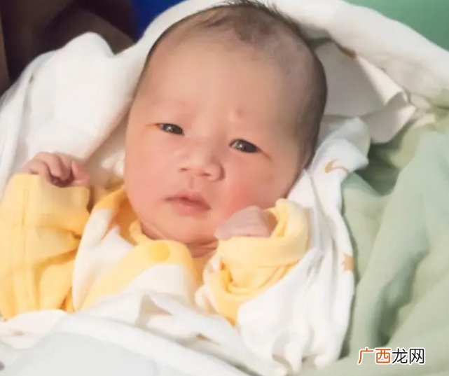 宝宝经常爱吃手，也有这一好处，很多妈妈不知道