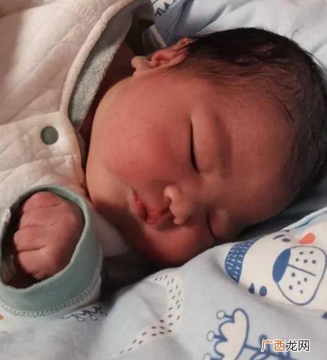 刚满月就肠胀气，这一喂养习惯，妈妈趁早改掉