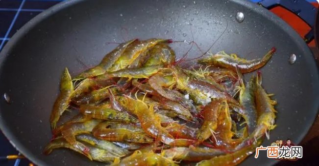 大虾广东人都喜欢这样做，烹饪过程只要掌握1步，做出来鲜香味美