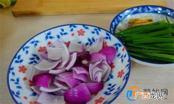 广式葱油焖鸡的做法，配方和步骤全告诉你，厨房小白也能学会
