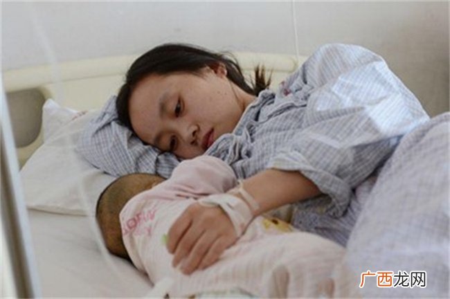 宝妈给七个月婴儿戴口水兜造成严重窒息,在ICU抢救了80天