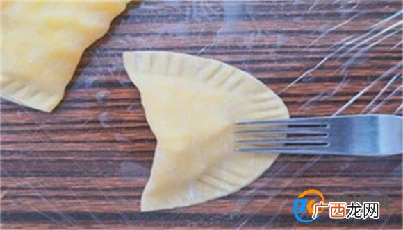 2个苹果半斤饺子皮,教你做外酥里嫩的苹果派,好吃极了