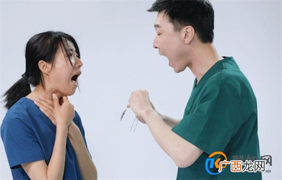 鱼刺卡在喉咙里该如何处理？别急着喝醋，只要一片它，轻松解决_酷知科普
