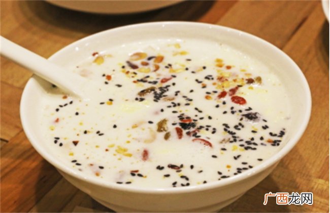 夏日必备小甜品牛奶醪糟，掌握1点小技巧，香甜醇厚好喝还不结块