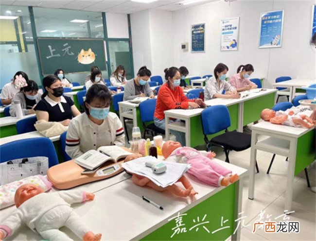 嘉兴月嫂培训机构-新手爸妈要怎么抱宝宝？