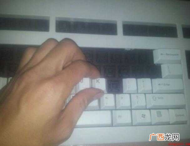 机械键盘键帽怎么拆 拔键帽也是一种好方法 机械键盘键帽怎么拆