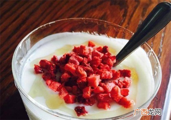 夏天来了，冰箱里常备一点它，一瓶牛奶就能做，吃不完还能放冰箱