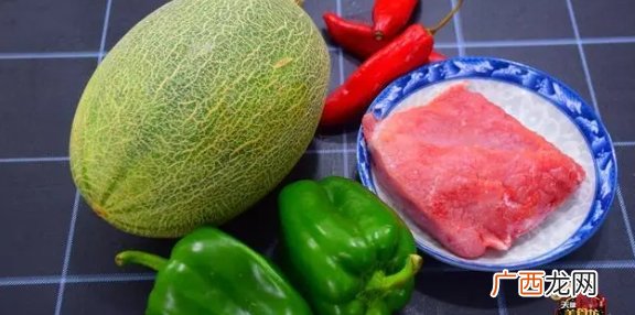 哈密瓜也能做菜？加1块里脊肉，做成酸甜可口的蜜瓜咕咾肉，解馋