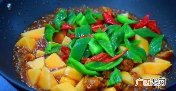 哈密瓜也能做菜？加1块里脊肉，做成酸甜可口的蜜瓜咕咾肉，解馋