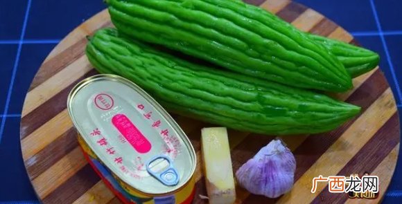 广东人炒苦瓜就是好吃，苦味清淡口感好，难怪那么多老广喜欢吃