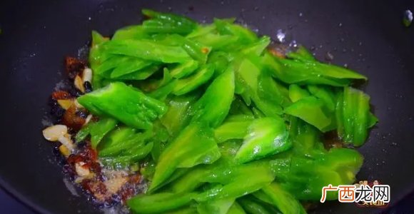 广东人炒苦瓜就是好吃，苦味清淡口感好，难怪那么多老广喜欢吃