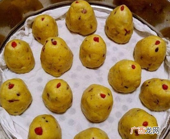 这种粗粮窝窝头，好吃又健康，下午饿了来一个特别饱腹