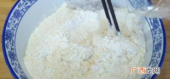 薄皮韭菜鸡蛋馅饼最简单的做法，皮薄馅大，鲜香可口，出锅就扫光