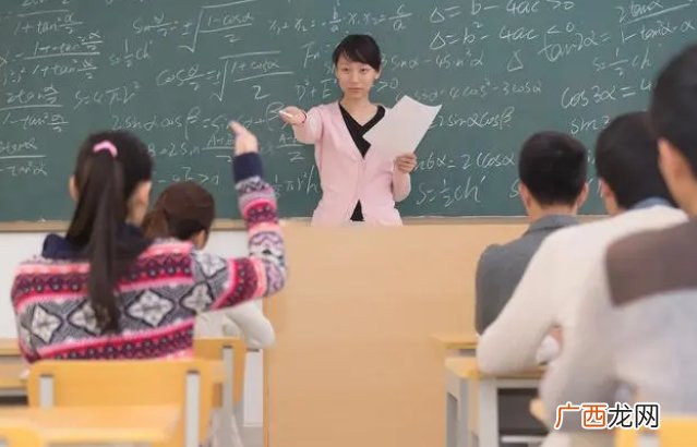 教师一年就上八个月班，却拿12个月工资，他们的工作真的轻松吗？