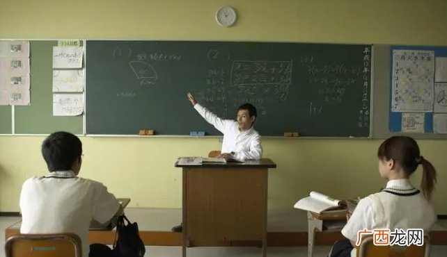 教师一年就上八个月班，却拿12个月工资，他们的工作真的轻松吗？