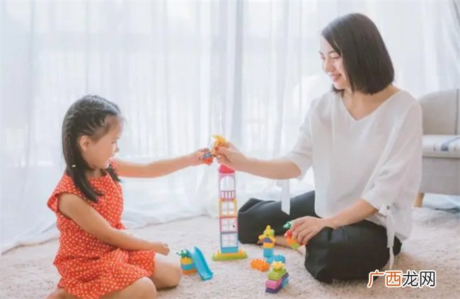 对女孩子的那些话 从小就可能是一种打压 父母要注意