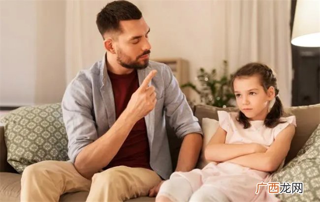 对女孩子的那些话 从小就可能是一种打压 父母要注意