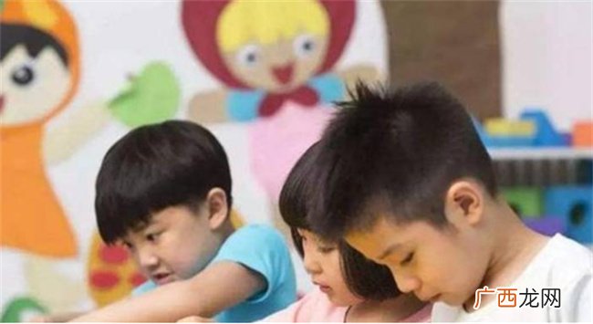 孩子上幼儿园前 管父母要水喝 一举动让妈妈起疑心
