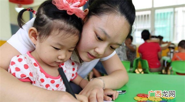 孩子上幼儿园前 管父母要水喝 一举动让妈妈起疑心