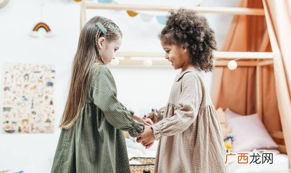 孩子在幼儿园总爱打人怎么办？父母可以这样引导