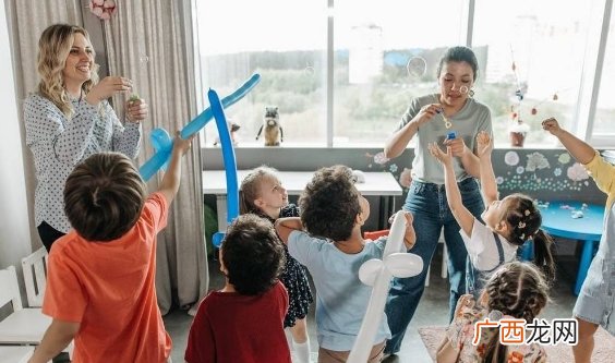 孩子在幼儿园总爱打人怎么办？父母可以这样引导