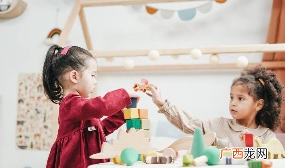 孩子在幼儿园总爱打人怎么办？父母可以这样引导