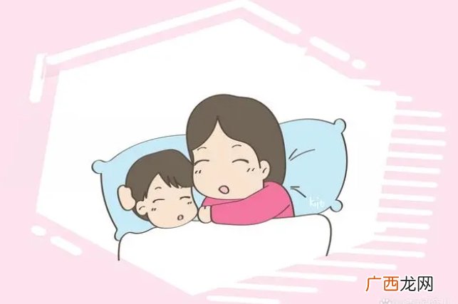 孩子满床滚着睡觉是为啥？可不是淘气，而是一种信号