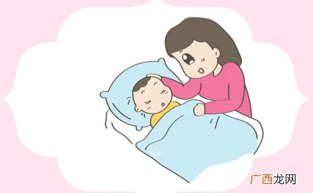 孩子满床滚着睡觉是为啥？可不是淘气，而是一种信号