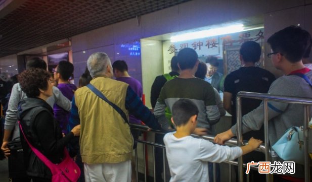 西安游客排百米长龙上钟楼 游客热情为何如此高涨？