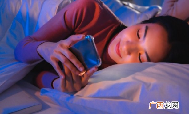 半夜醒了为什么不要拿手机看时间？
