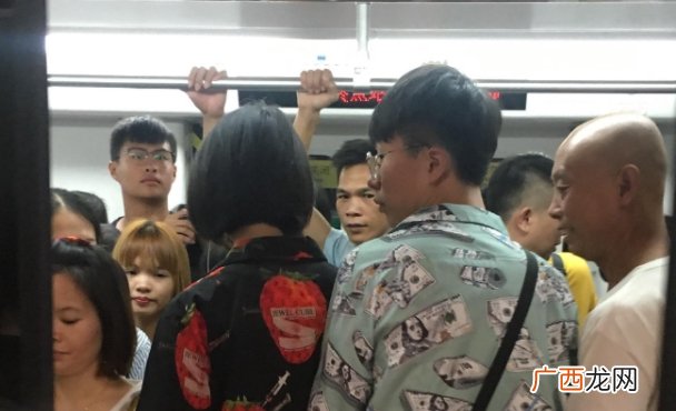 五一挤不上地铁 安保使劲推乘客上车 地铁会超载吗？
