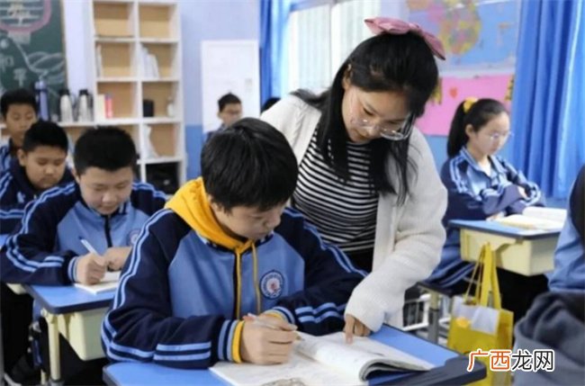 尖子生没有奖状 家委会孩子却人手一张 网友:班主任送的是人情