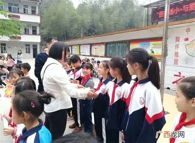 尖子生没有奖状 家委会孩子却人手一张 网友:班主任送的是人情